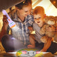 🥳2026 HOT SALE🥳💞Over 50 000 solgt!🧸🔦 50 % rabatt! Projeksjonslommelykt for barn – 80 mønstre, optisk lek. Mykt lys som skåner øynene. Perfekt til godnatthistorier og nysgjerrige barn. 🌙💤