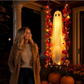 Hengende Halloween-spøkelse på gynge med fjernstyrt LED-lys og lønneblader